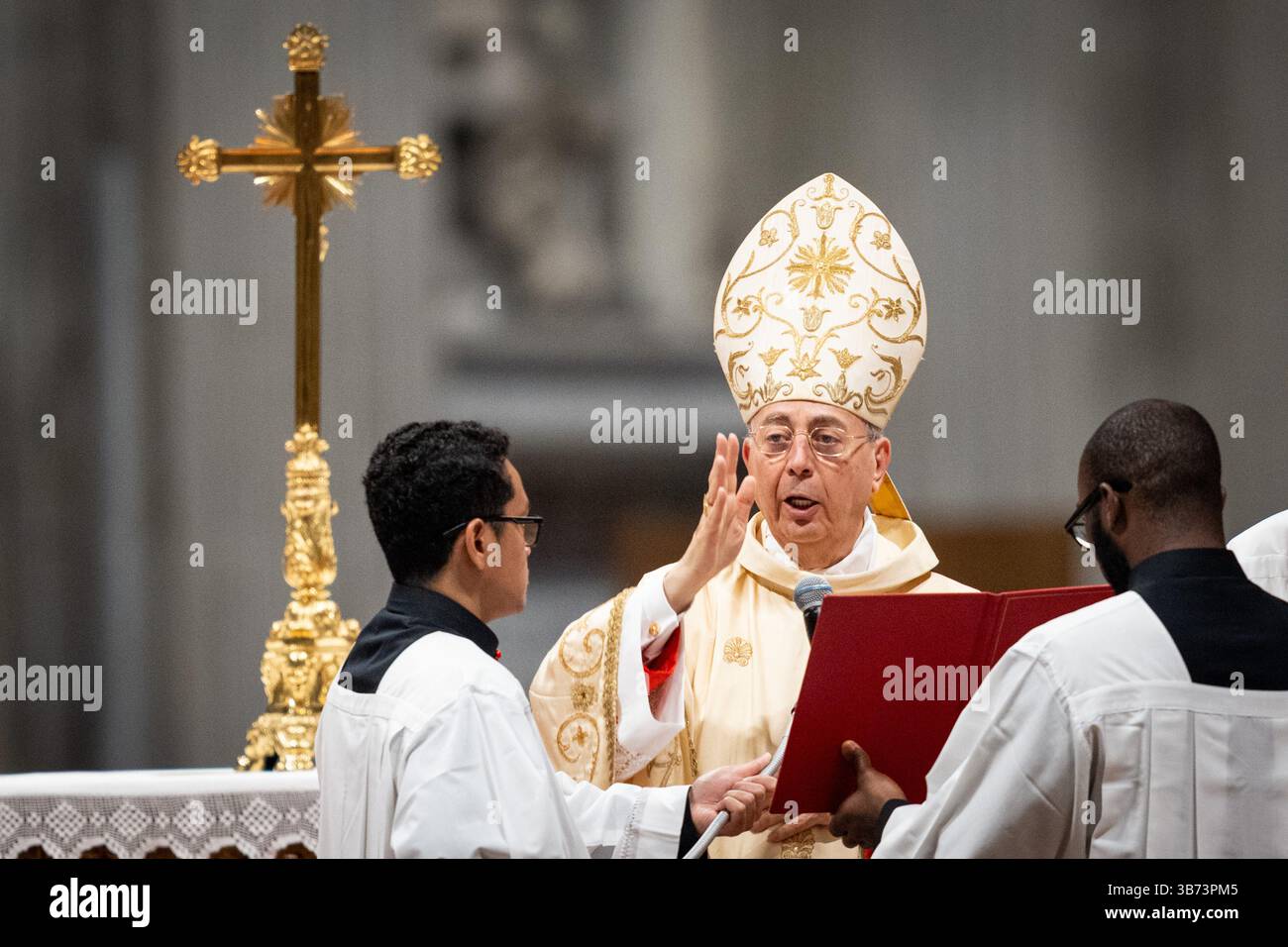 Vatican, Vatican. 04 mai 2025. Le cardinal Dominique Mamberti dirige la neuvième messe de Novendiale en suffrage pour le pape François à la basilique Pierre. (Photo de Stefano Costantino/SOPA images/Sipa USA) crédit : Sipa USA/Alamy Live News Banque D'Images