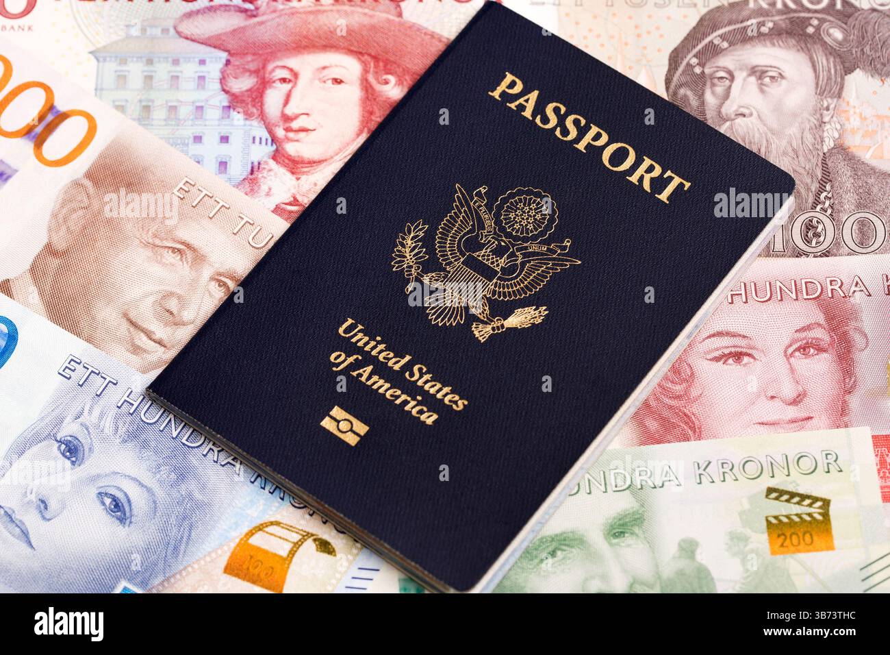 Passeport américain sur l'argent suédois - Krona Banque D'Images