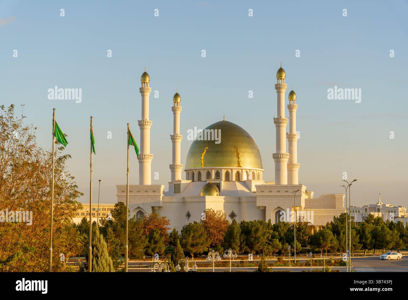 Un grand bâtiment orné avec un dôme se trouve devant un drapeau vert Banque D'Images