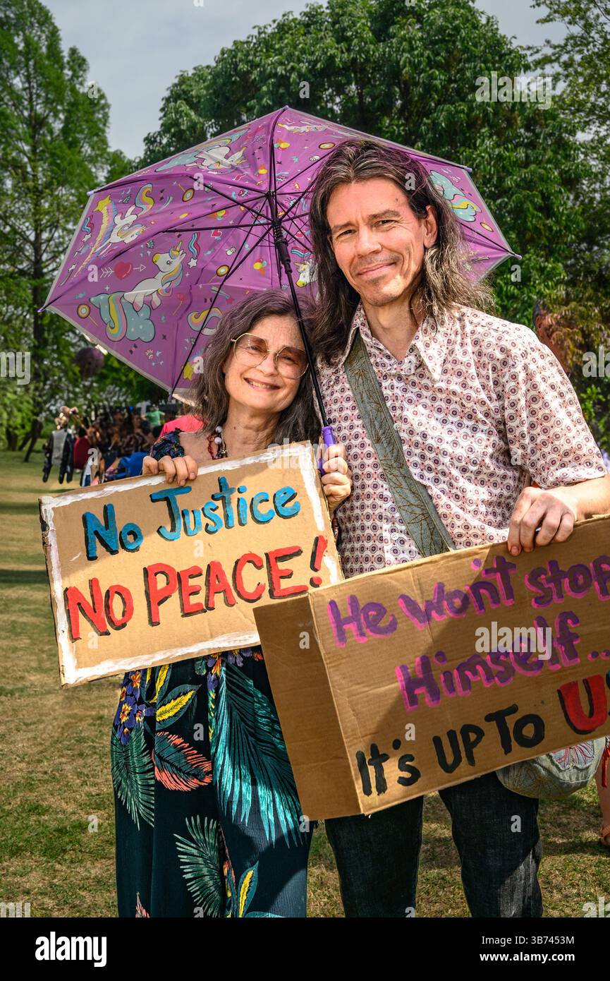 Un couple tenant des pancartes lors d'une manifestation politique, Birmingham Banque D'Images