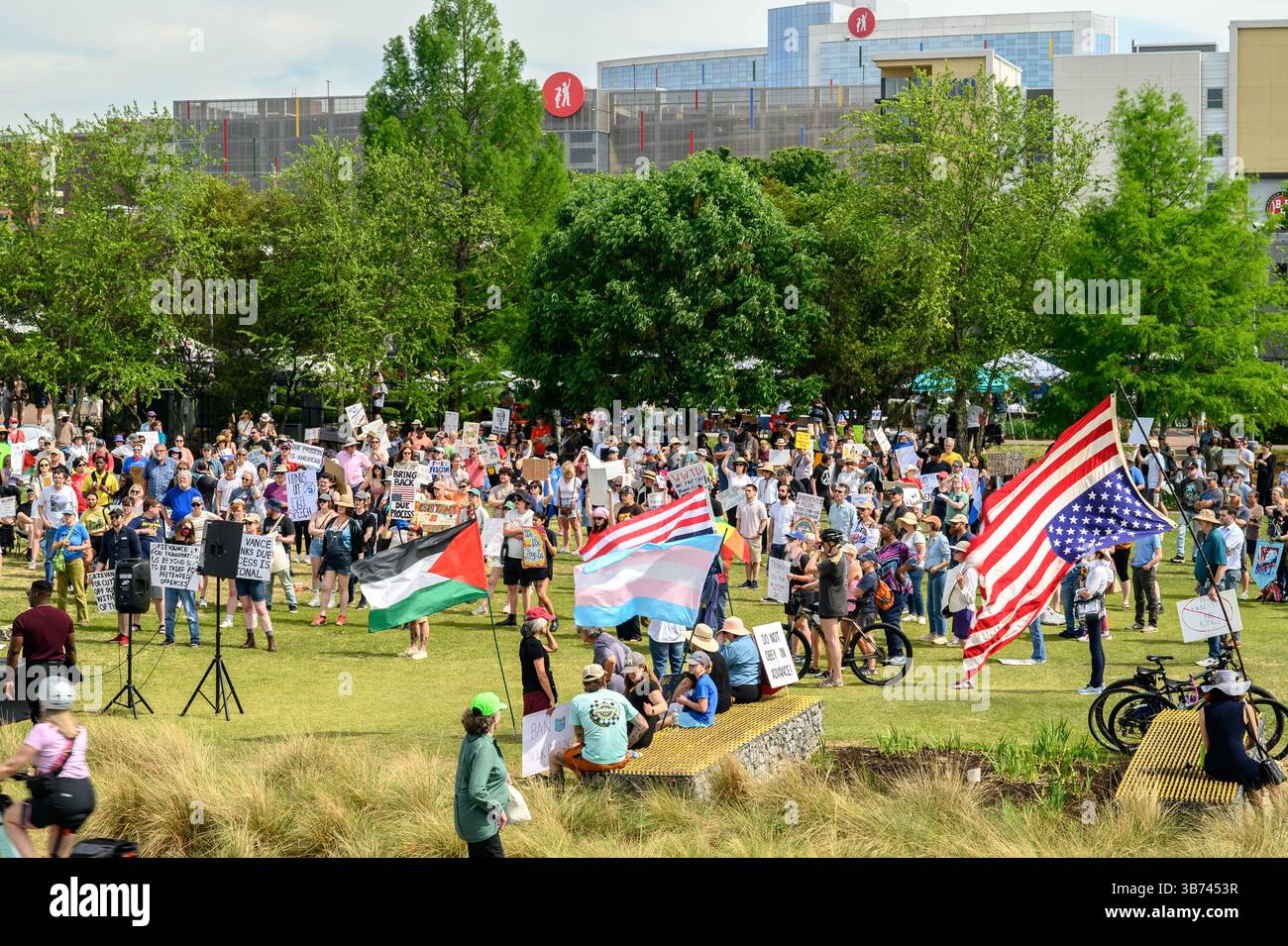 Personnes avec des signes de protestation à une manifestation politique Alabama Banque D'Images