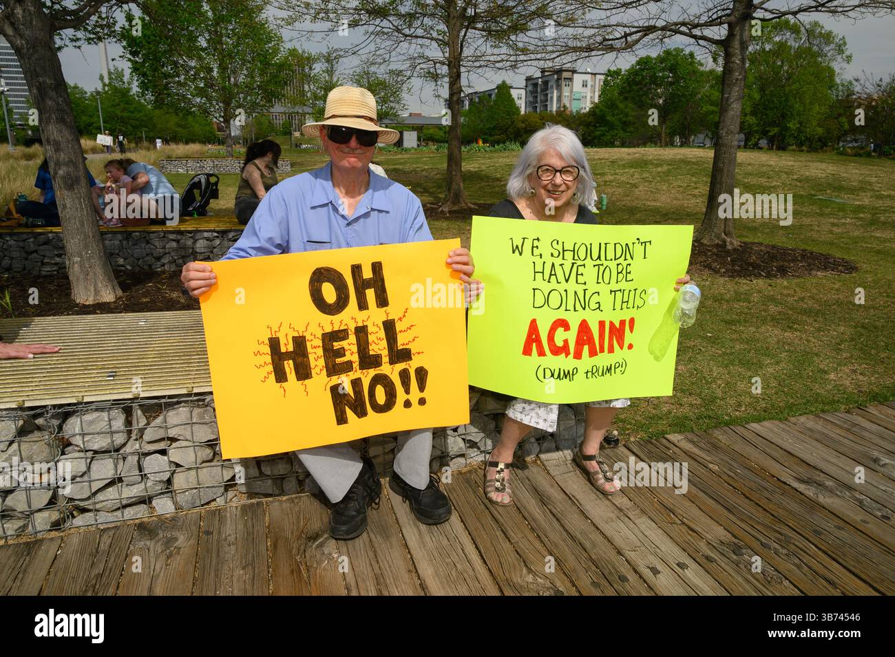 Personnes avec des signes de protestation à une manifestation politique Alabama Banque D'Images