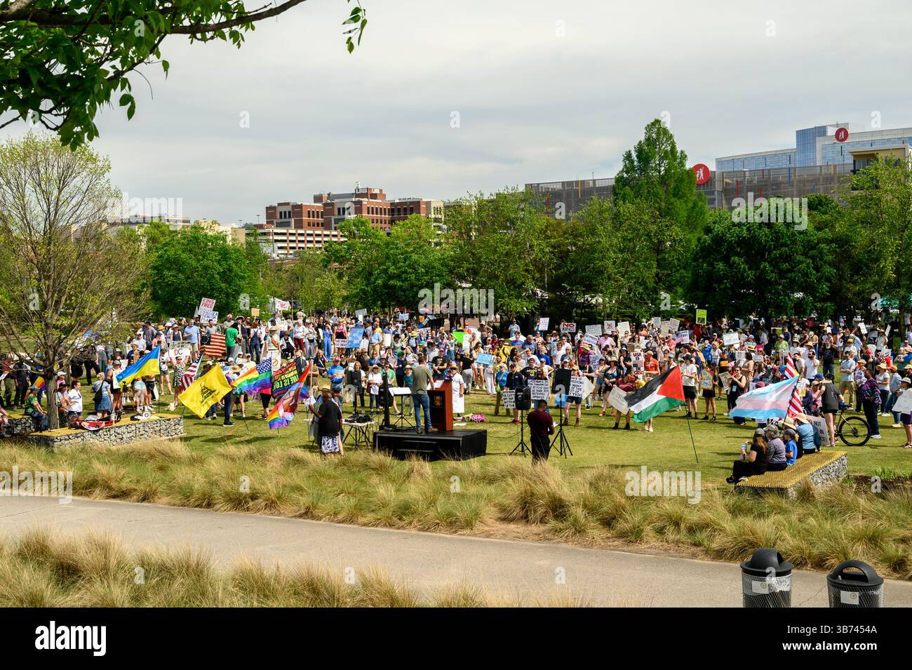 Personnes avec des signes de protestation à une manifestation politique Alabama Banque D'Images