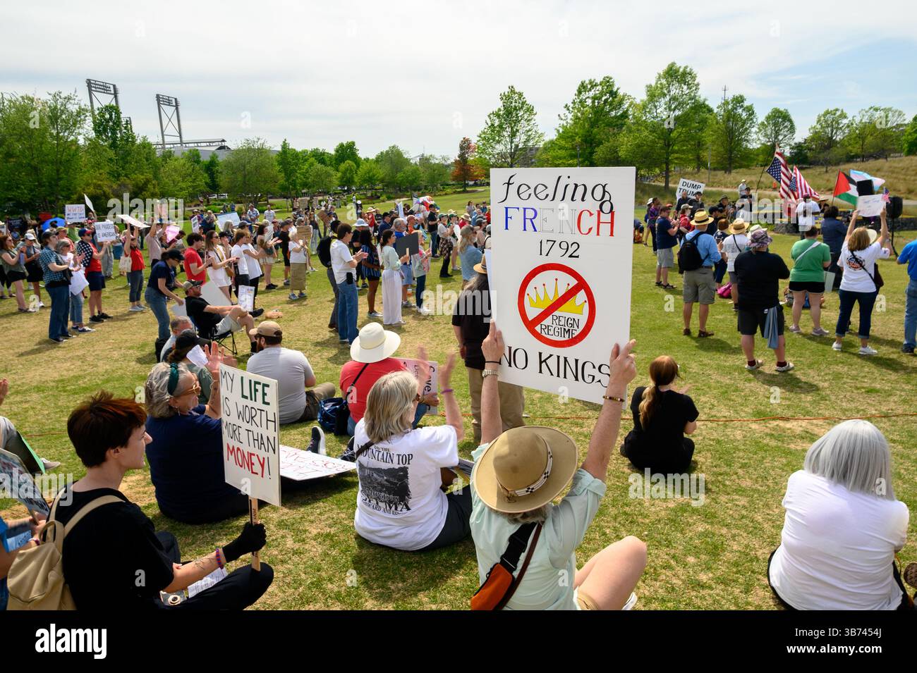Personnes avec des signes de protestation à une manifestation politique Alabama Banque D'Images
