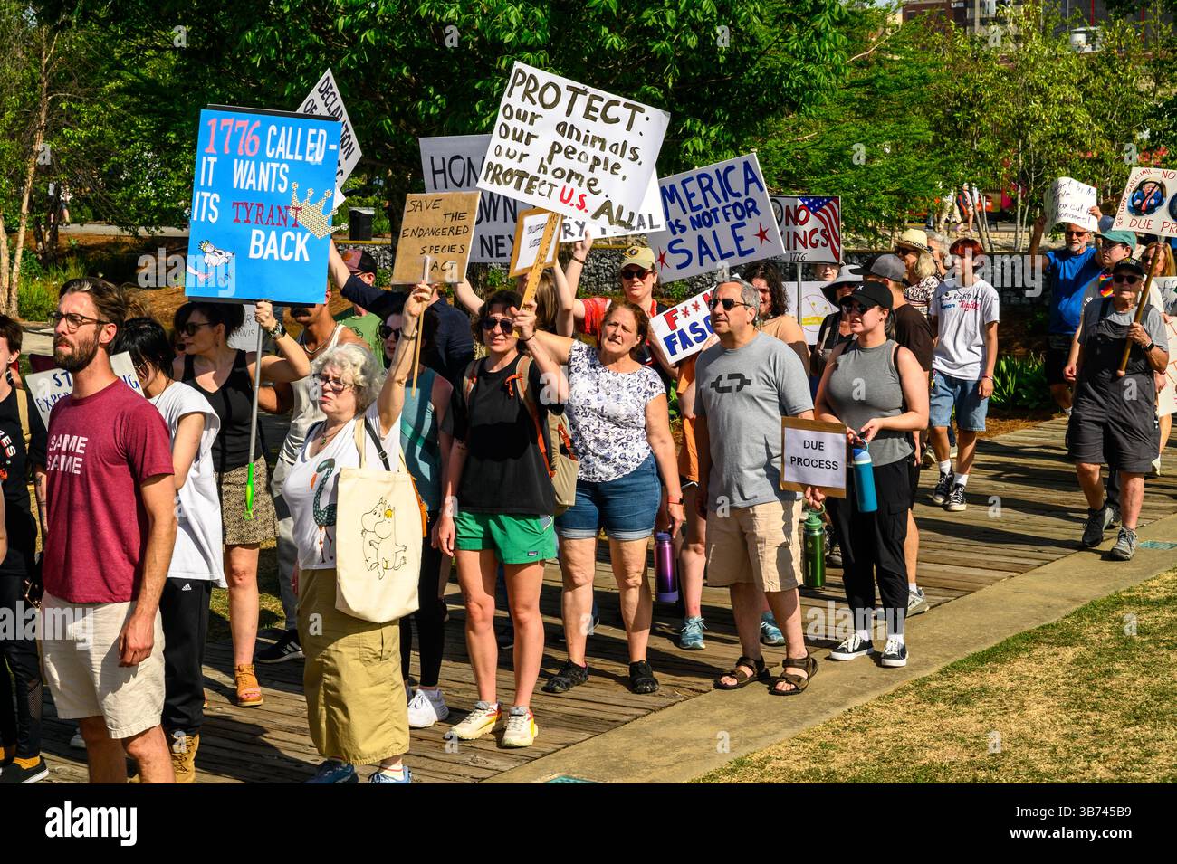 Marcheurs portant des pancartes lors d'une manifestation politique Banque D'Images