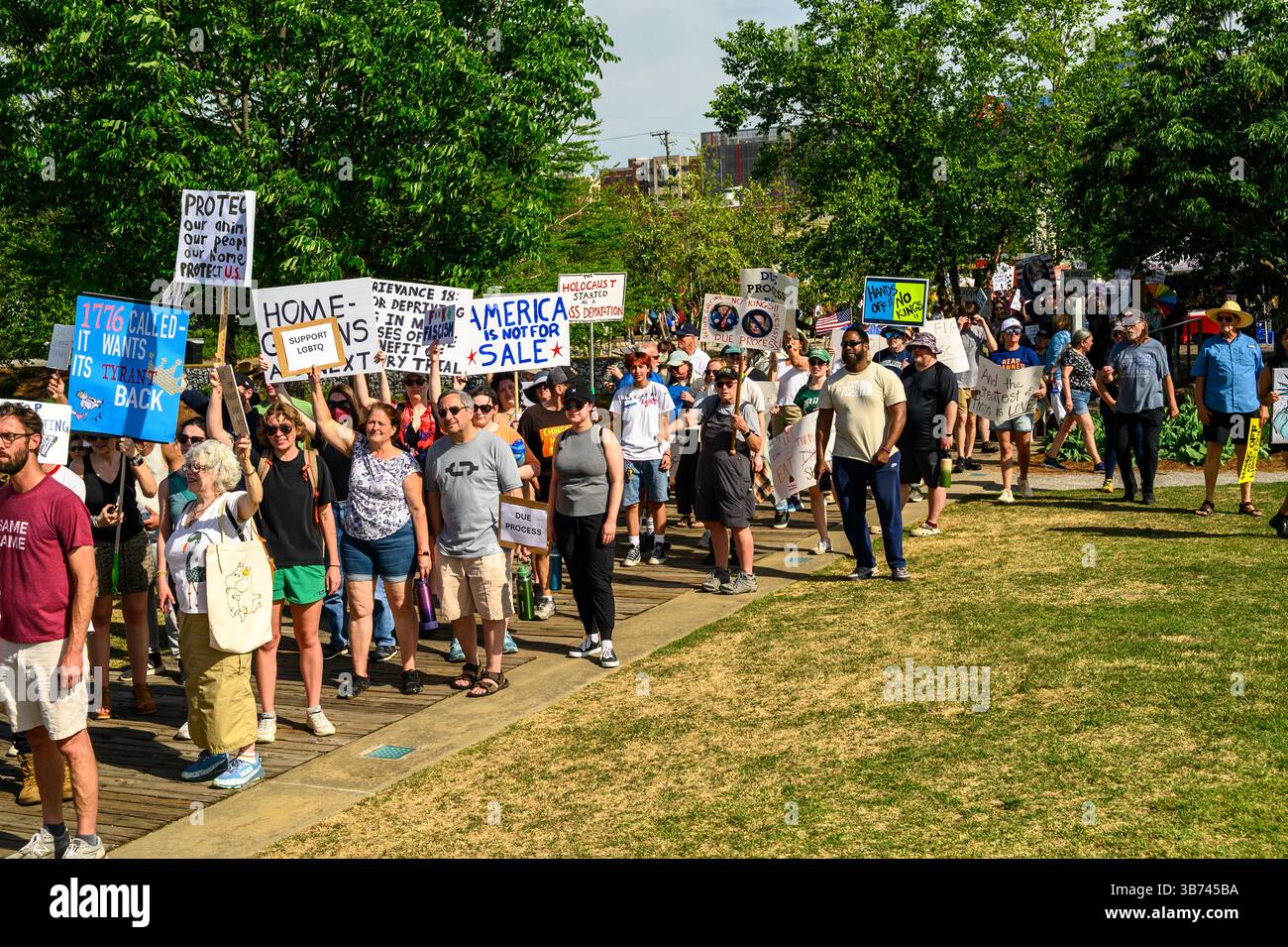 Marcheurs portant des pancartes lors d'une manifestation politique Banque D'Images