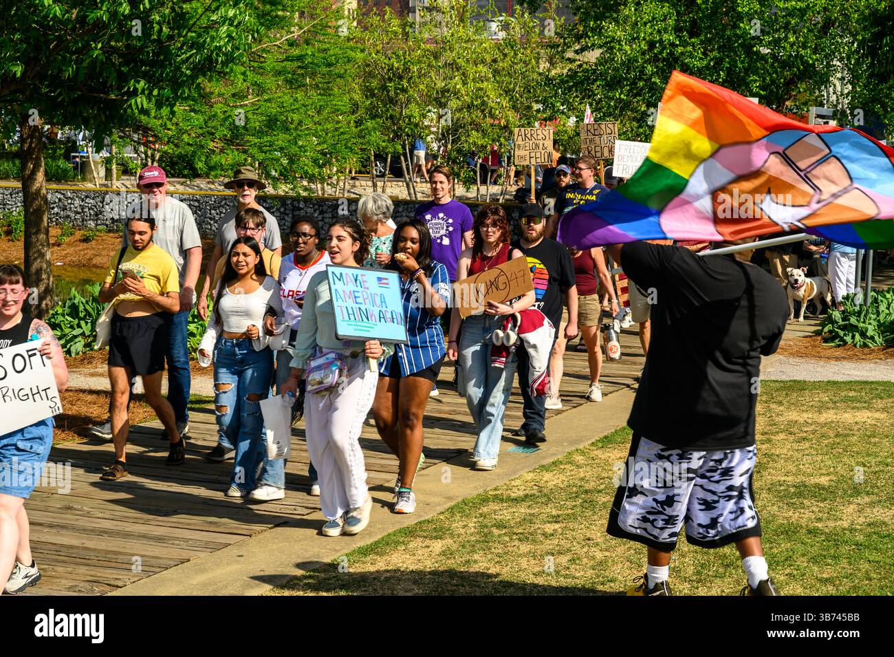 Marcheurs portant des pancartes lors d'une manifestation politique Banque D'Images