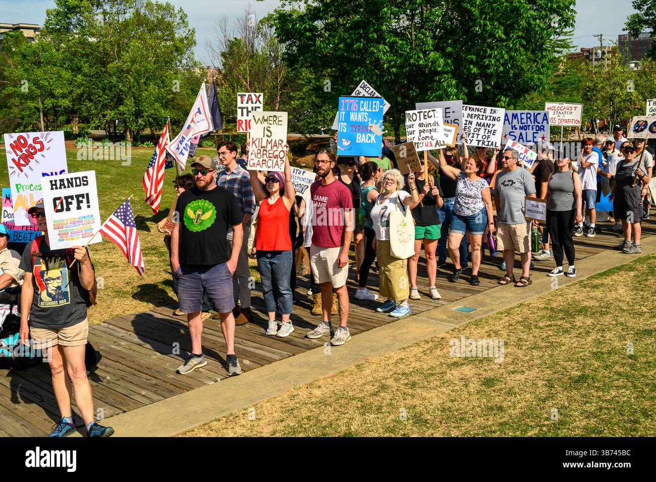 Marcheurs portant des pancartes lors d'une manifestation politique Banque D'Images