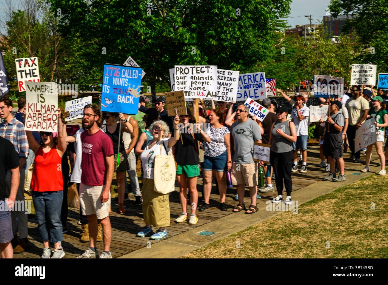 Marcheurs portant des pancartes lors d'une manifestation politique Banque D'Images