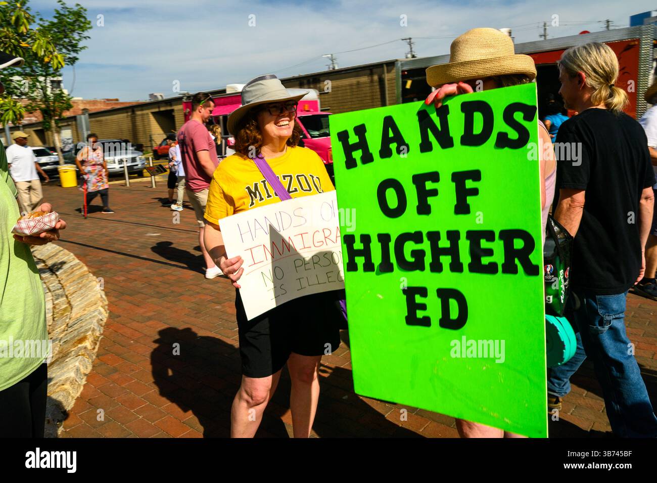 Des gens portant des pancartes lors d'une manifestation politique Banque D'Images