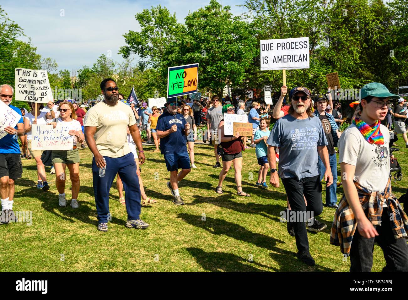 Marcheurs portant des pancartes lors d'une manifestation politique Banque D'Images