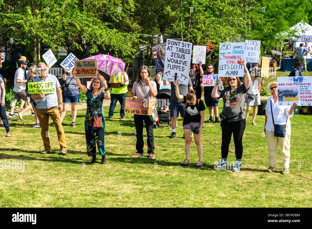 Marcheurs portant des pancartes lors d'une manifestation politique Banque D'Images