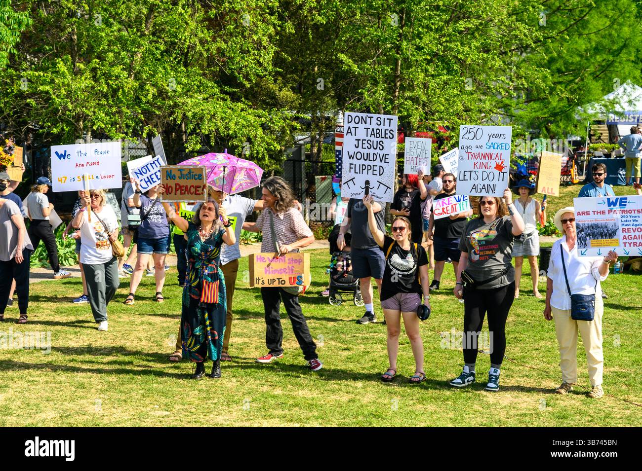 Marcheurs portant des pancartes lors d'une manifestation politique Banque D'Images