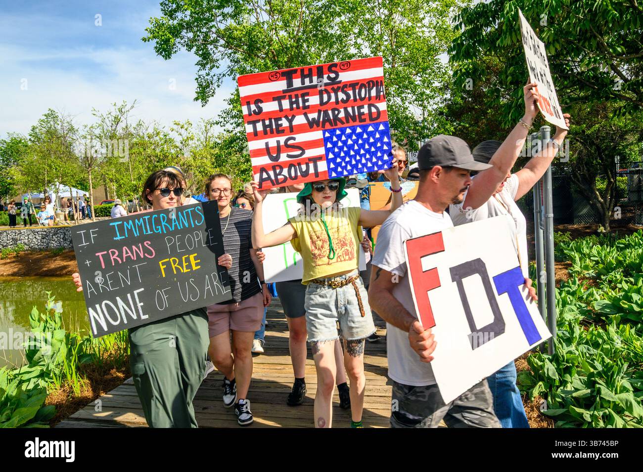 Marcheurs portant des pancartes lors d'une manifestation politique Banque D'Images