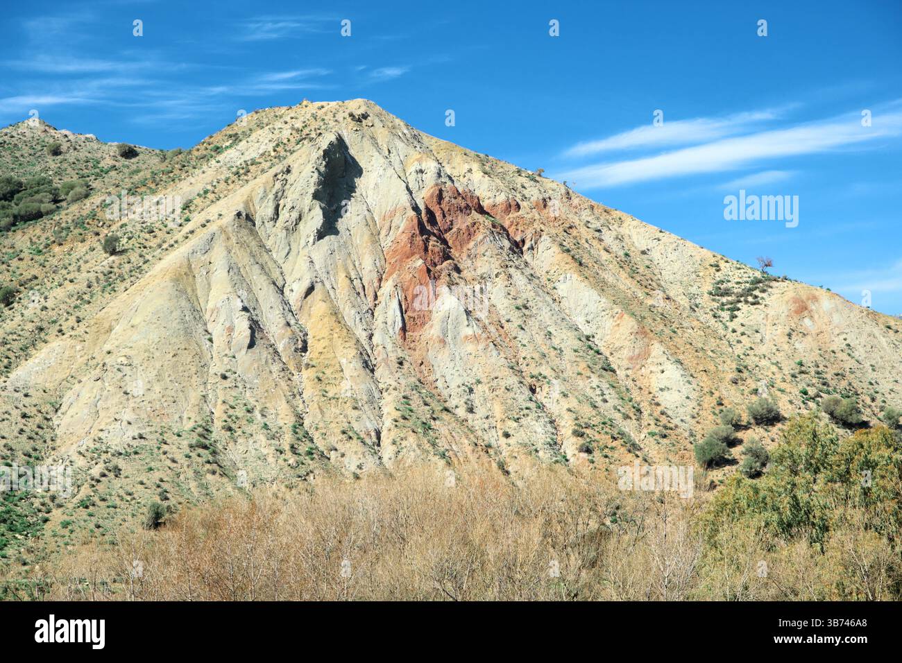 Érosion colorée des pentes de 'Calanchi' (Badlands) le long de la rivière Simeto en Sicile, Italie Banque D'Images