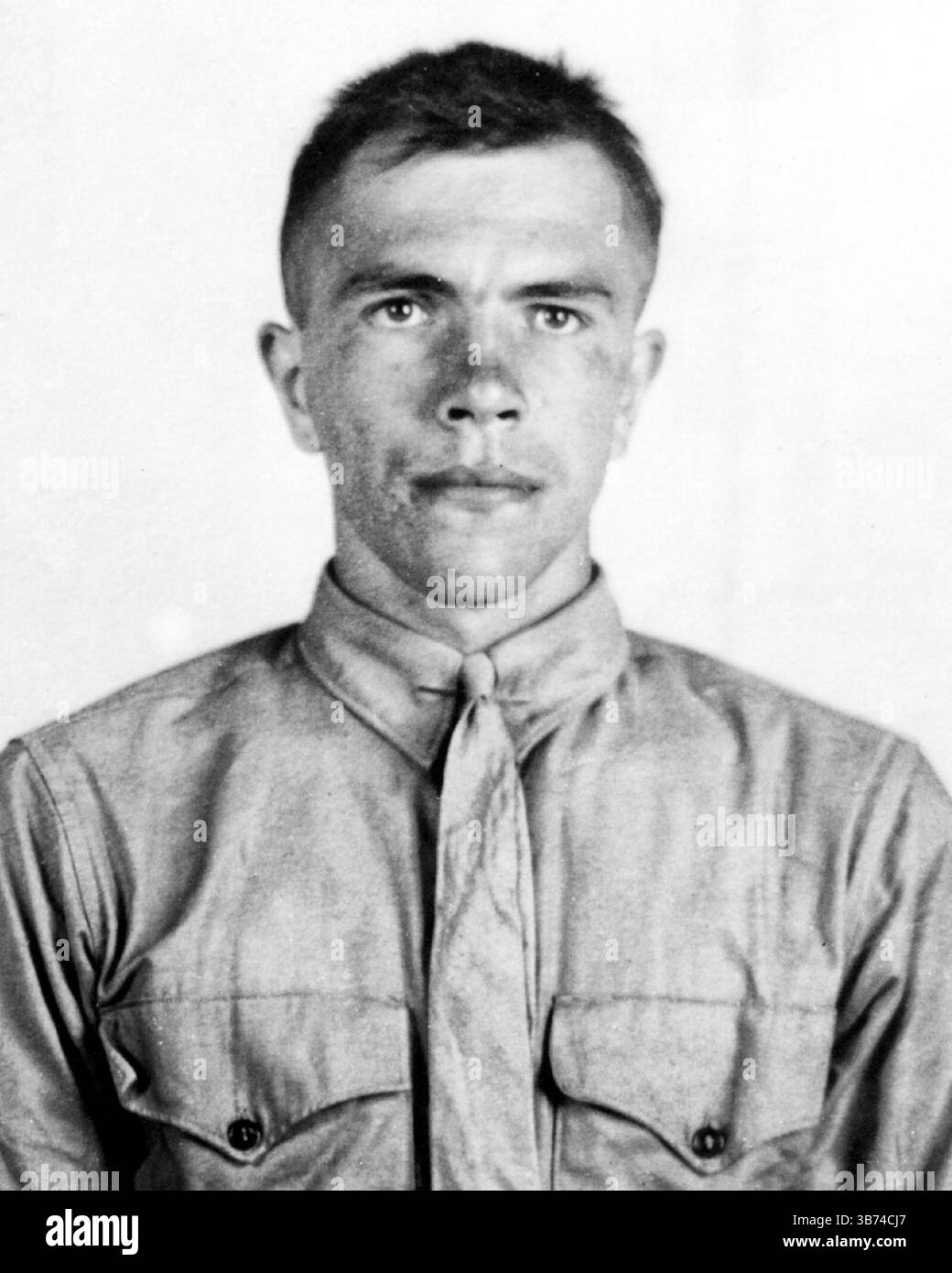 Michael Strank (10 novembre 1919 - 1er mars 1945, né Mykhal Strenk, est un sergent du corps des Marines des États-Unis tué au combat lors de la bataille d'Iwo Jima lors de la seconde Guerre mondiale. Il est l'un des Marines qui ont hissé le deuxième drapeau américain sur le mont Suribachi le 23 février 1945, comme le montre la photographie emblématique Raising the Flag on Iwo Jima du photographe Joe Rosenthal. Banque D'Images