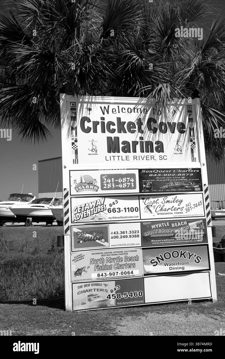 Bienvenue à Cricket Cove Marina signe au bord de l'eau à Little River, Caroline du Sud, États-Unis. Banque D'Images Bienvenue à Cricket Cove Marina signe au bord de l'eau à Little River, Caroline du Sud, États-Unis. Banque D'Images