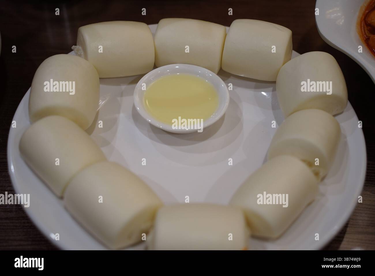Petits pains Mantou cuits à la vapeur avec sauce trempette - délicieux en-cas chinois Banque D'Images