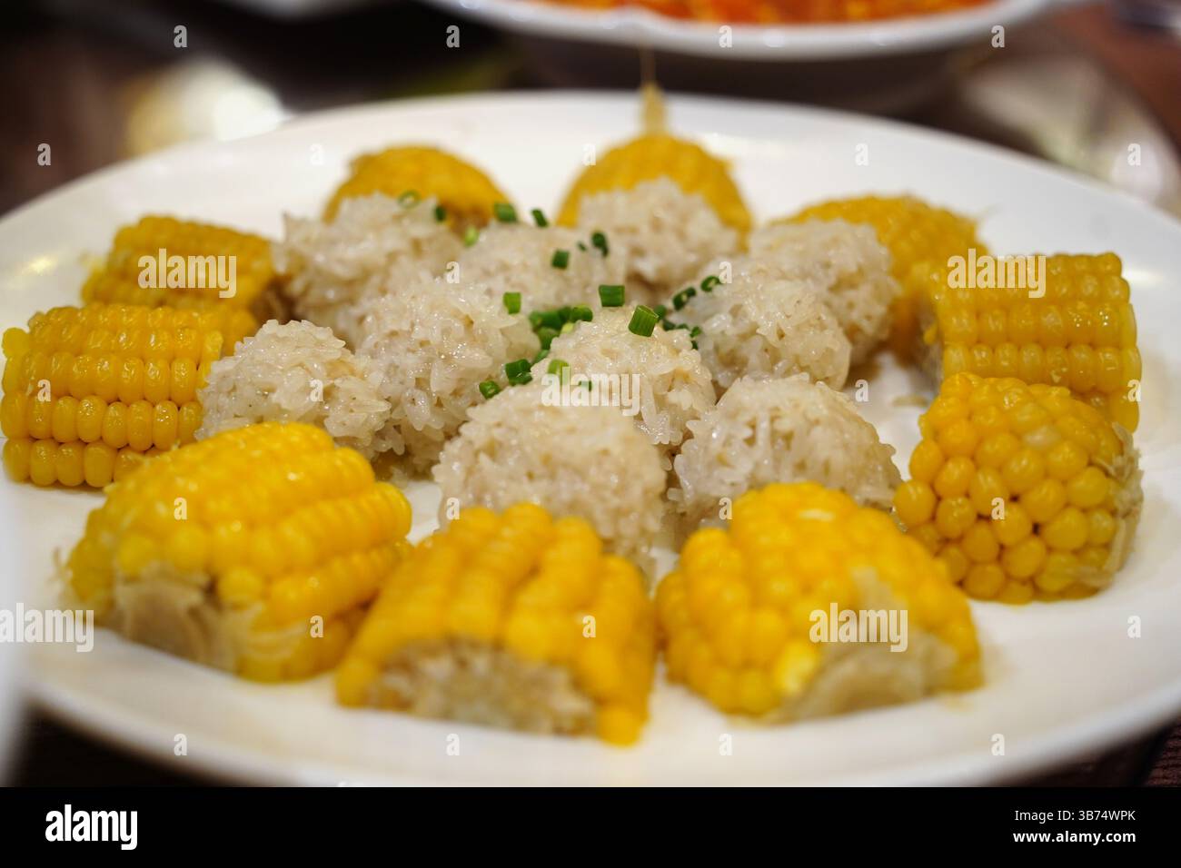 Boules de riz collantes à la vapeur avec maïs - plat d'accompagnement chinois traditionnel Banque D'Images
