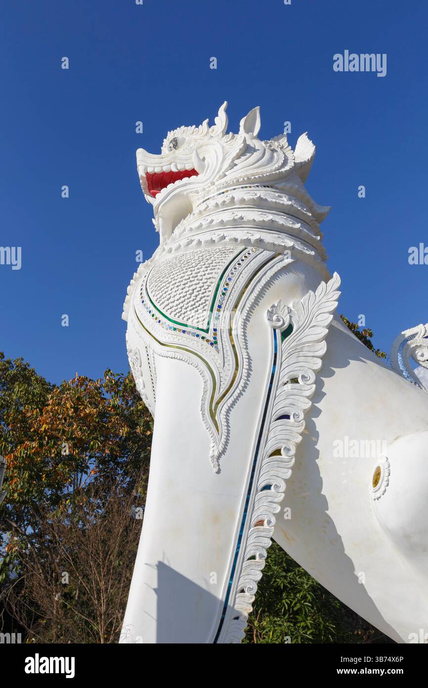 Statue de lion mythique à Wat Phra That Mae Yen, Pai, Thaïlande Banque D'Images