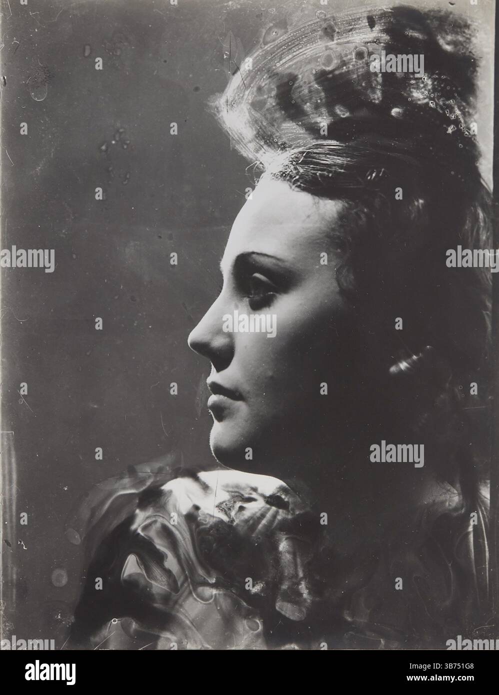 Portrait de profil à la coiffure en hauteur. Musée : COLLECTION PRIVÉE. Auteur : DORA MAAR. Banque D'Images