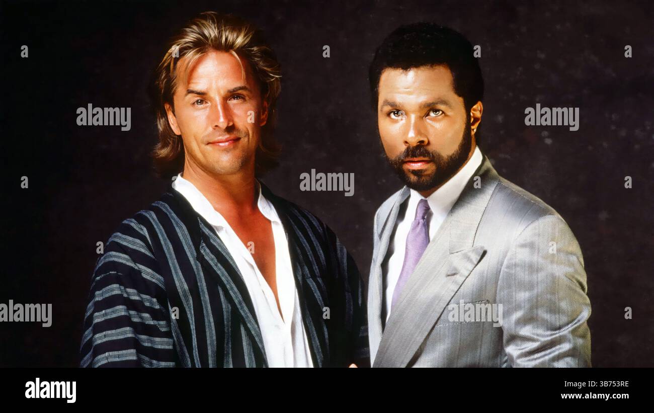 DON JOHNSON et PHILIP MICHAEL THOMAS dans GOLD COAST (1984) -titre original : MIAMI VICE-, réalisé par JOHN NICOLELLA, LEON ICHASO et RICHARD COMPTON. Crédit : UNIVERSAL TV / album Banque D'Images