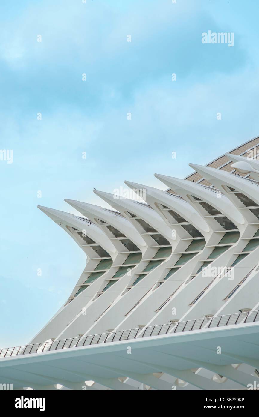 Détail architectural blanc abstrait à Valence, Espagne. Vue rapprochée des éléments de design moderne du Palau principe Felipe, Musée des Sciences à l'ci Banque D'Images