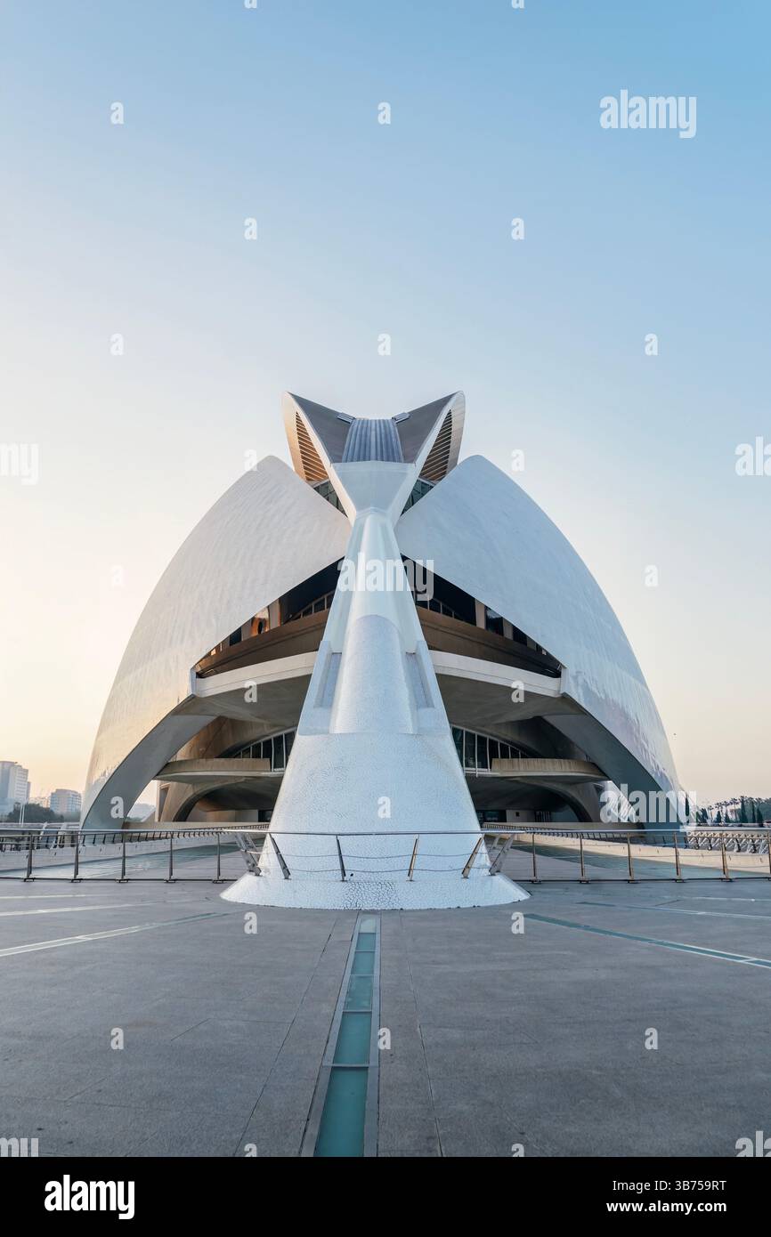 Perspective du Palau de les Arts Reina Sofia à Valence, Espagne. Abstrait White architectural Forms Ascending to the Sky. Puissante perspective ascendante Banque D'Images