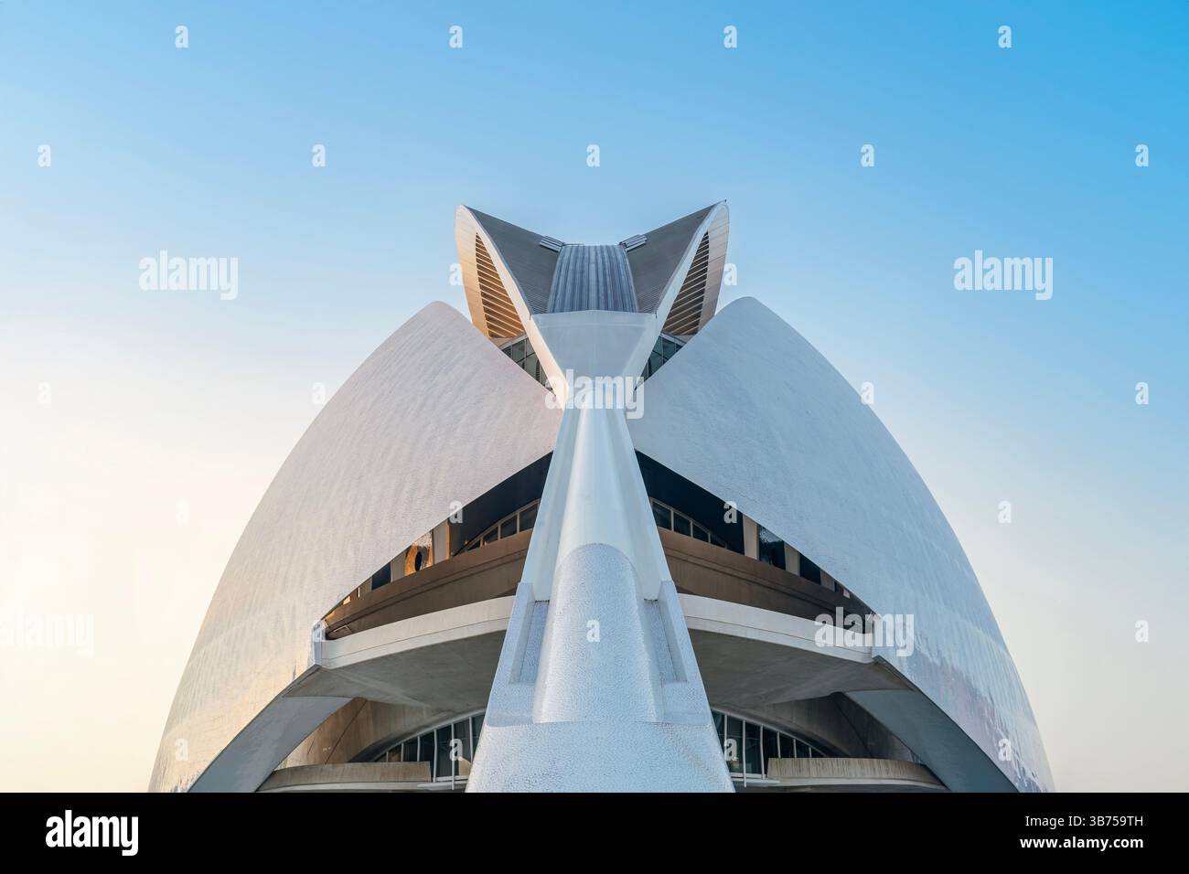 Perspective du Palau de les Arts Reina Sofia à Valence, Espagne. Vue vers le haut de l'architecture blanche moderne contre le ciel bleu. Puissante pente ascendante Banque D'Images