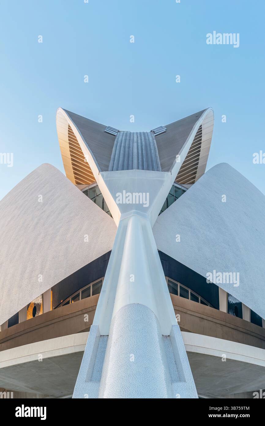 Design unique sur le toit du Palau de les Arts Reina Sofia dans la Cité des Arts et des Sciences d'Espagne. Couronne architecturale blanche abstraite contre ciel bleu i Banque D'Images