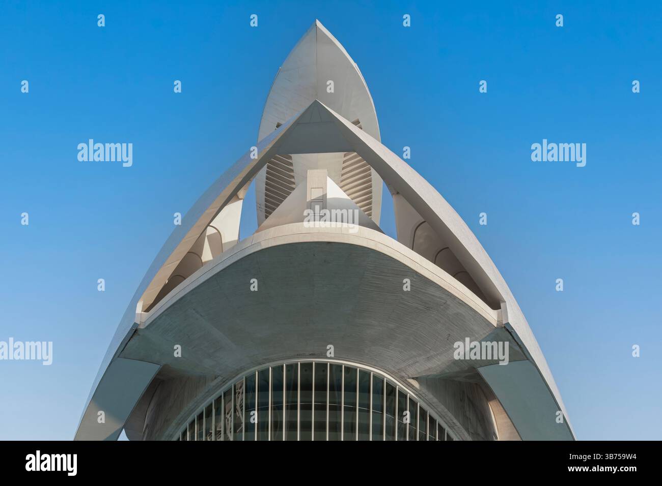 Perspective du Palau de les Arts Reina Sofia contre un ciel bleu clair. Courbes architecturales blanches abstraites contre le ciel bleu. Perspective unique de Banque D'Images