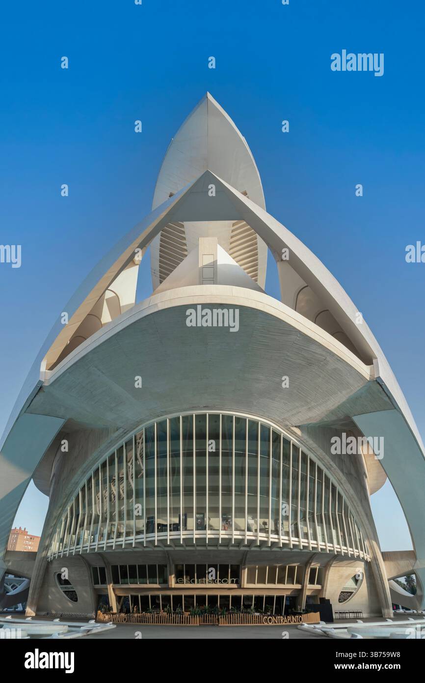 Perspective du Palau de les Arts Reina Sofia contre un ciel bleu clair. Vue spectaculaire vers le haut de l'architecture blanche moderne. Perspective unique de ci Banque D'Images