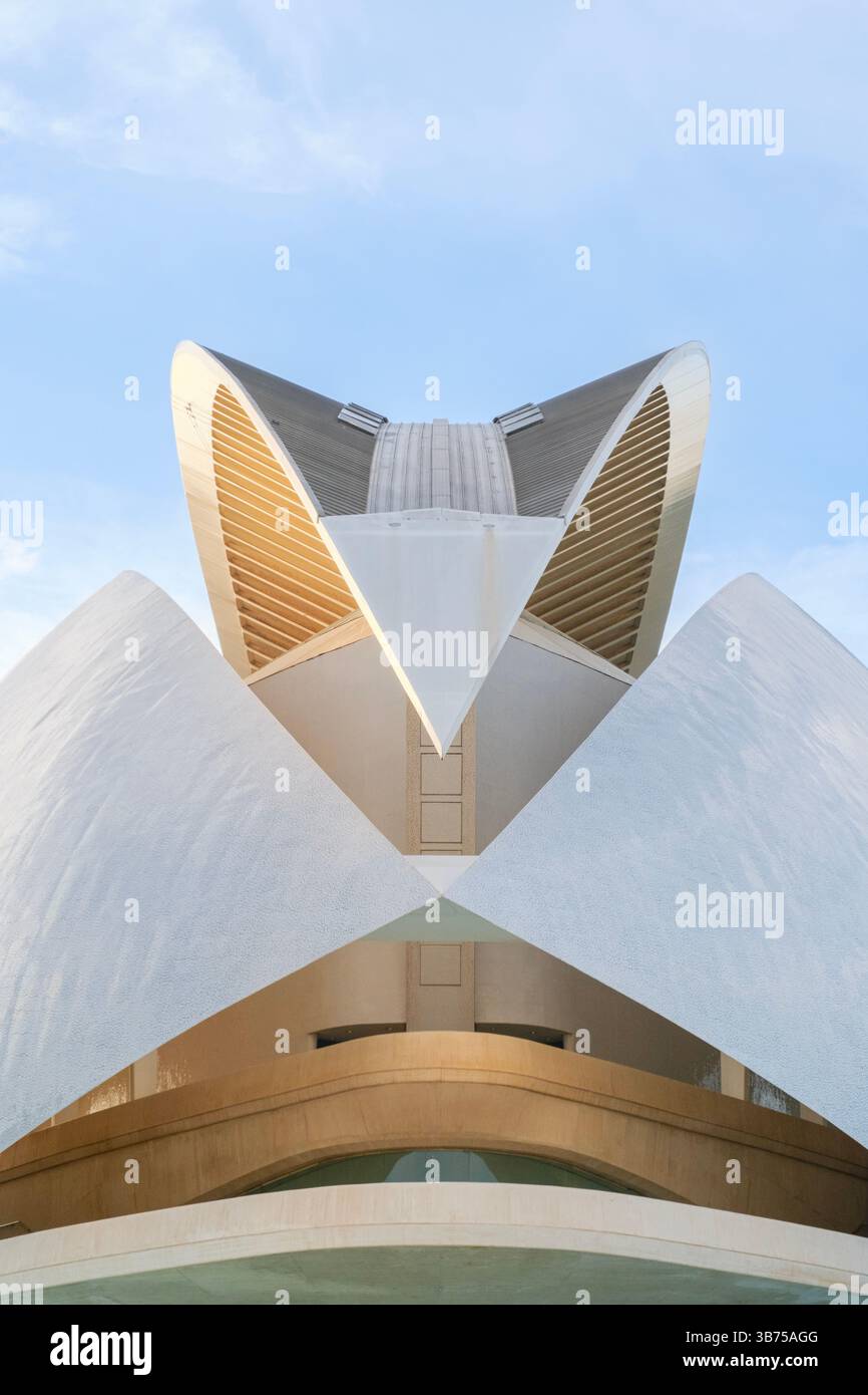 Design unique sur le toit du Palau de les Arts Reina Sofia dans la Cité des Arts et des Sciences d'Espagne. Couronne architecturale blanche abstraite contre ciel bleu i Banque D'Images