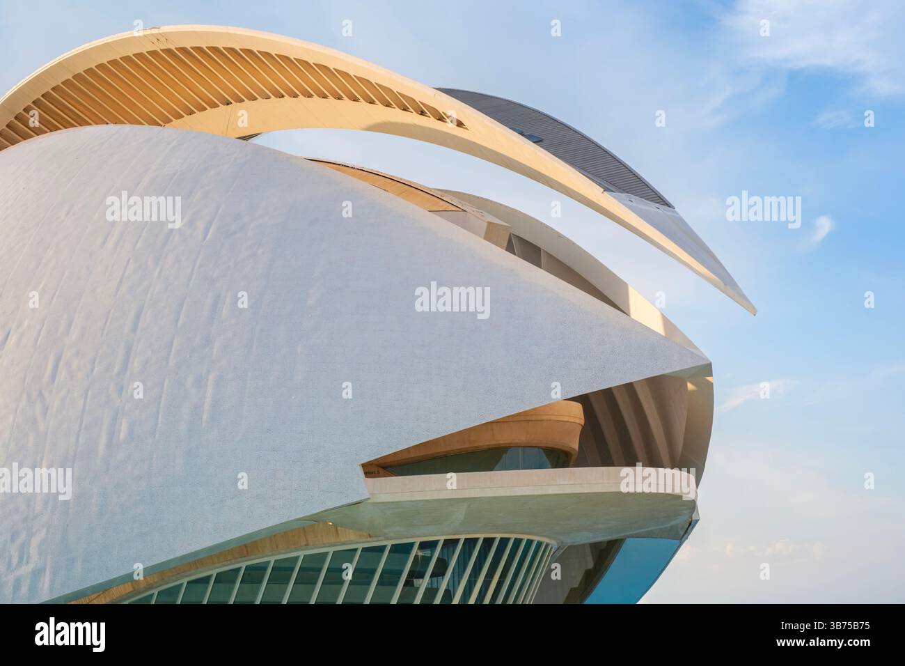 Façade de la construction Ciutat de les Arts i les ciences avec Palais des Arts architecture moderne par Santiago Calatrava à Valence, Espagne. Architectur Banque D'Images