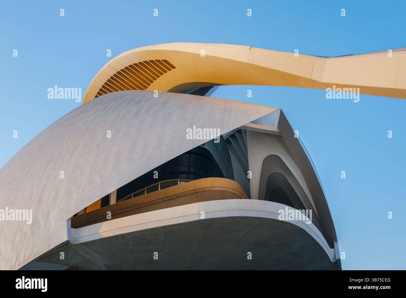 Perspective du Palau de les Arts Reina Sofia contre un ciel bleu clair. Balayer les formes architecturales blanches s'étendant vers le haut. Perspective unique de C. Banque D'Images