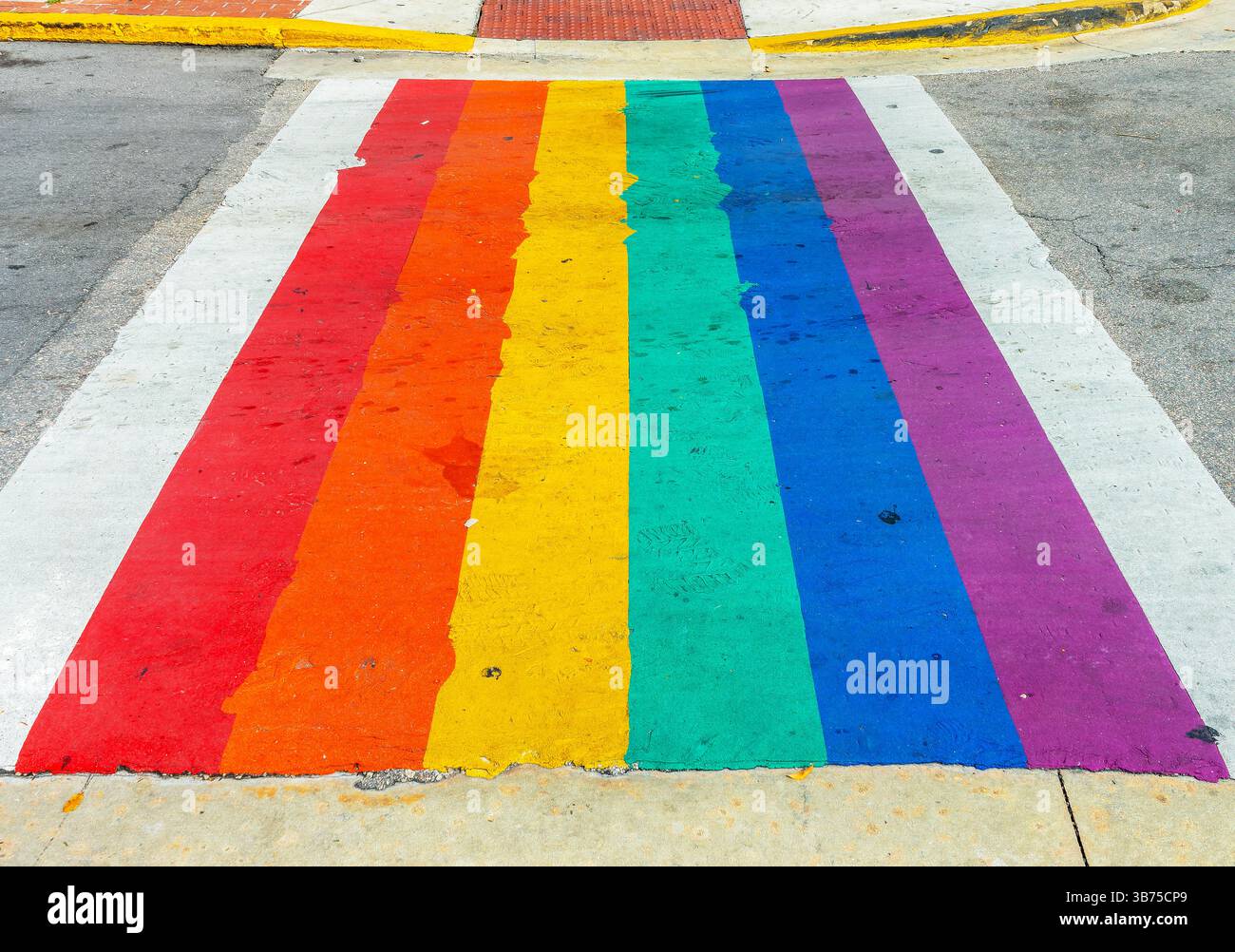 Passage piétonnier drapeau arc-en-ciel à Key West, Floride Banque D'Images