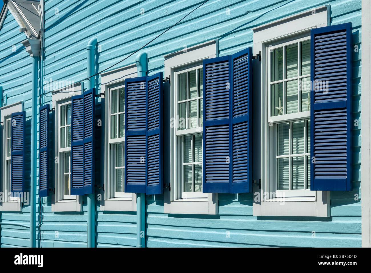Détail d'une maison bleue colorée avec volets en bois, architecture aux couleurs vibrantes à Key West, Floride Banque D'Images