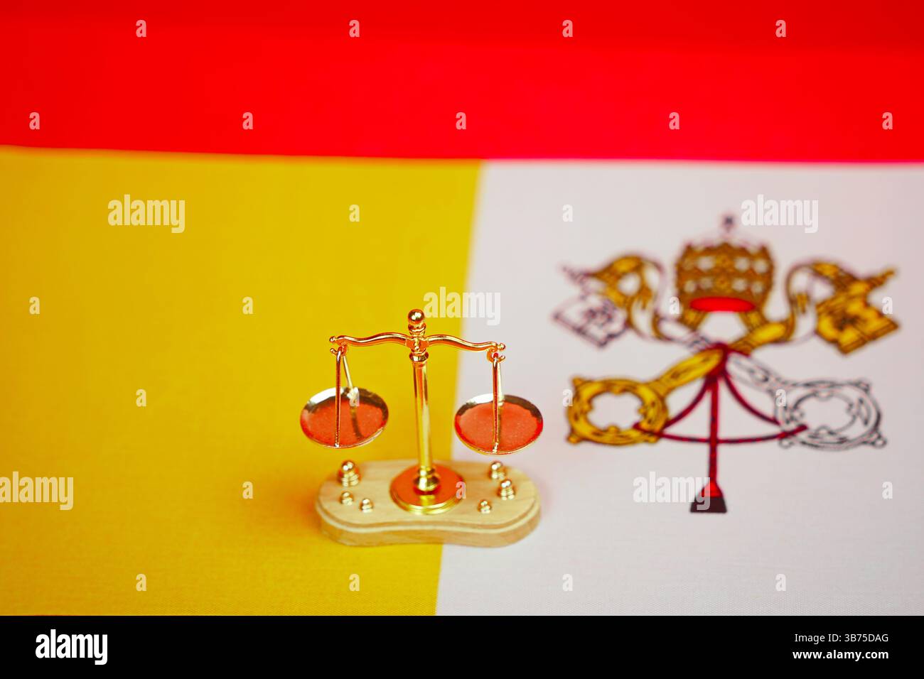 Mini échelles sur fond du drapeau du Vatican. Banque D'Images