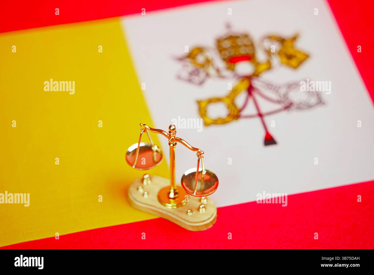 Mini échelles sur fond du drapeau du Vatican. Banque D'Images