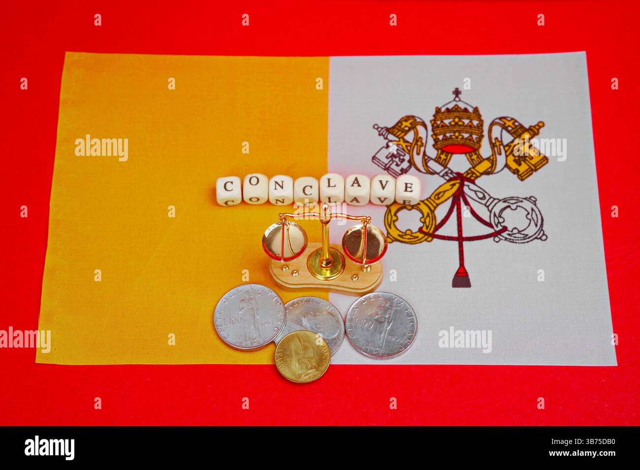 Mini échelles et l'inscription conclave sur le fond du drapeau du Vatican. Banque D'Images