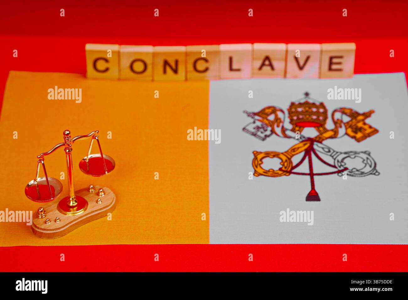 Mini échelles et l'inscription conclave sur le fond du drapeau du Vatican. Banque D'Images
