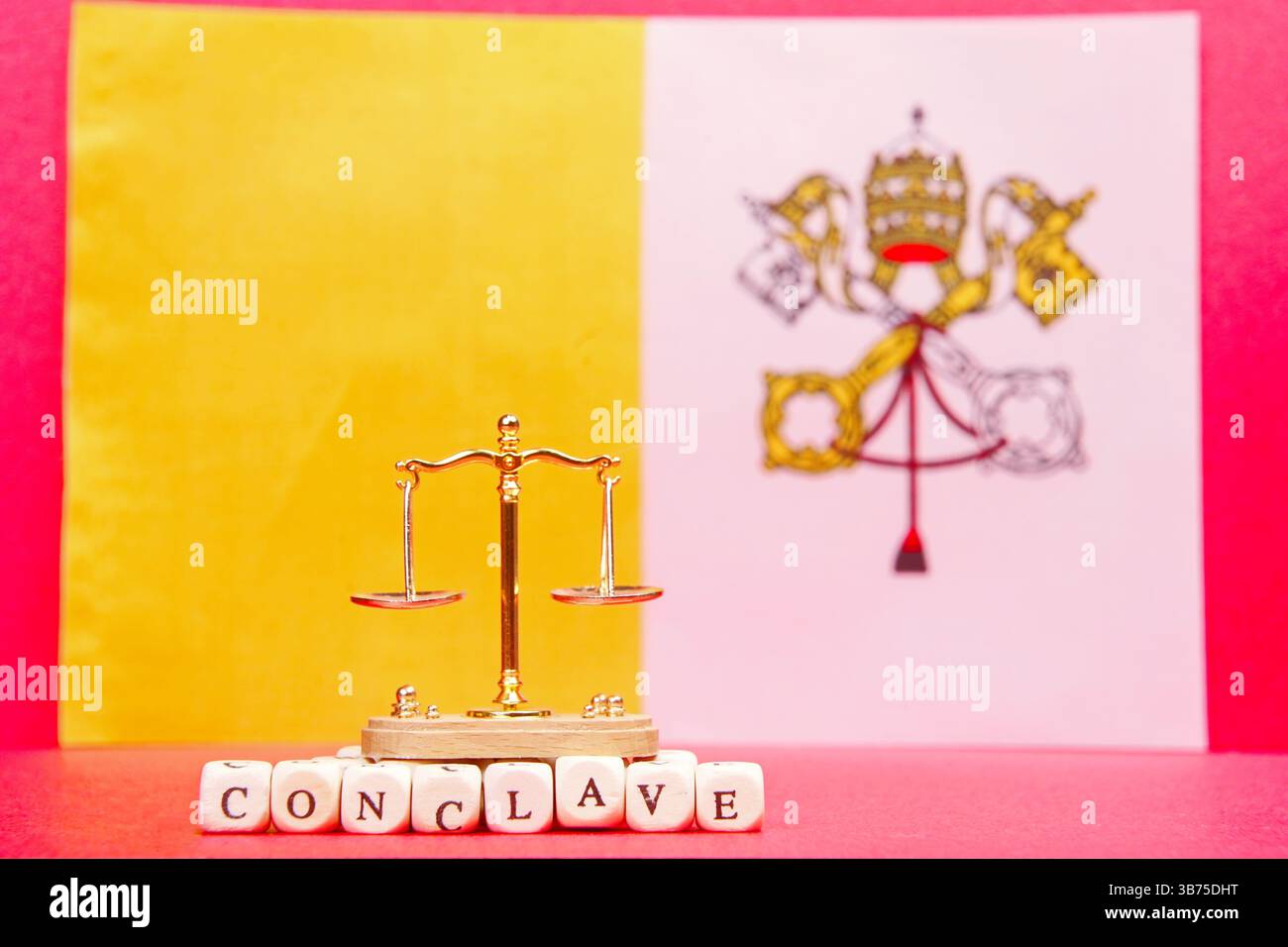Mini échelles et l'inscription conclave sur le fond du drapeau du Vatican. Banque D'Images