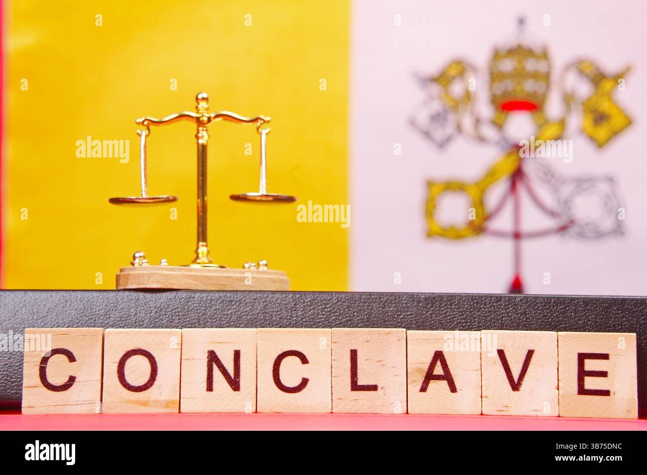 Mini échelles et l'inscription conclave sur le fond du drapeau du Vatican. Banque D'Images