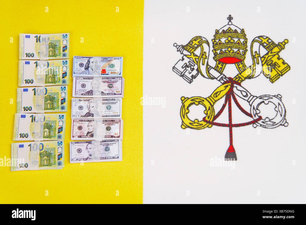 Euros et dollars sur le fond du drapeau du Vatican. Banque D'Images