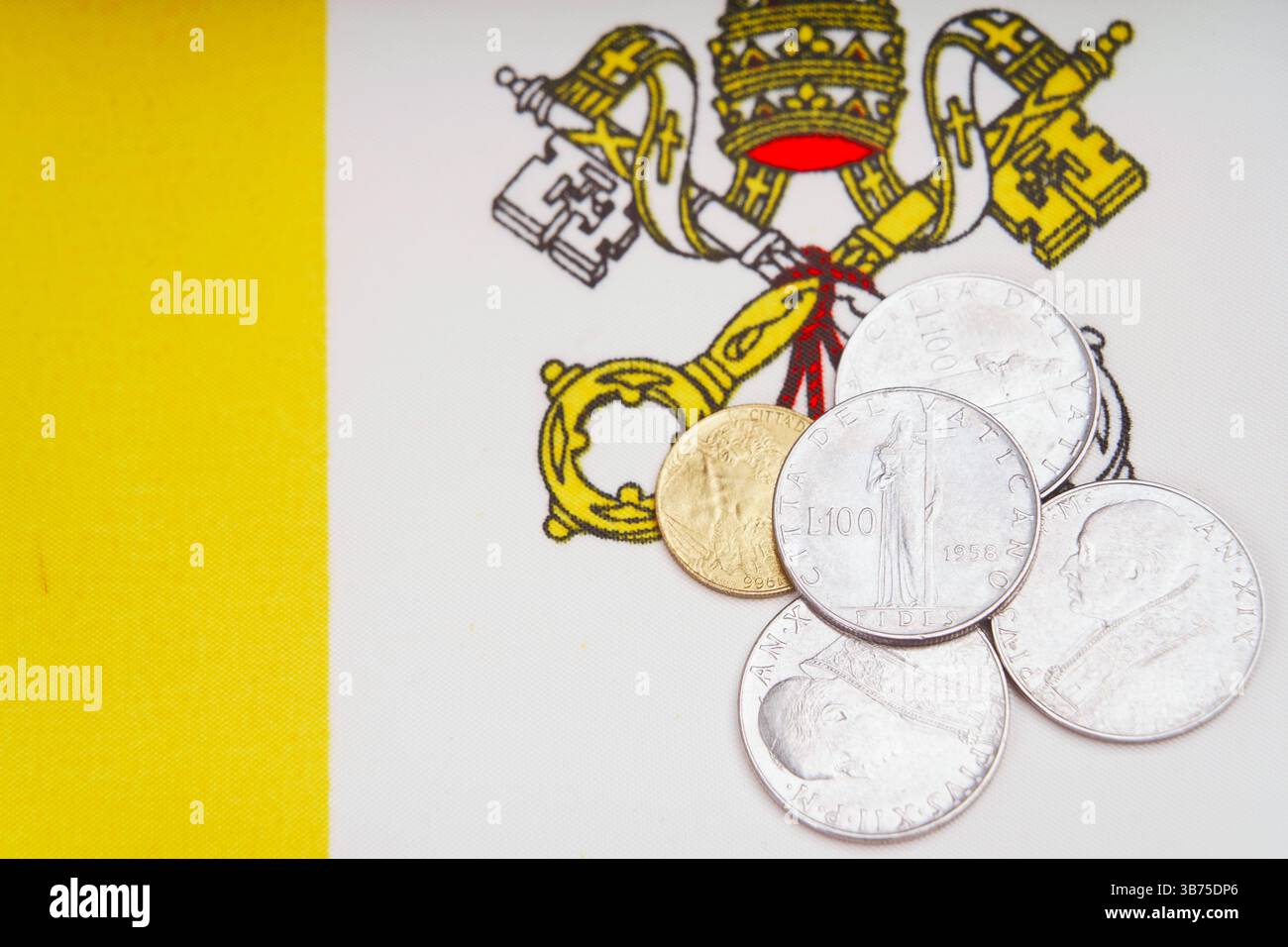 Pièces sur le fond du drapeau du Vatican. Banque D'Images