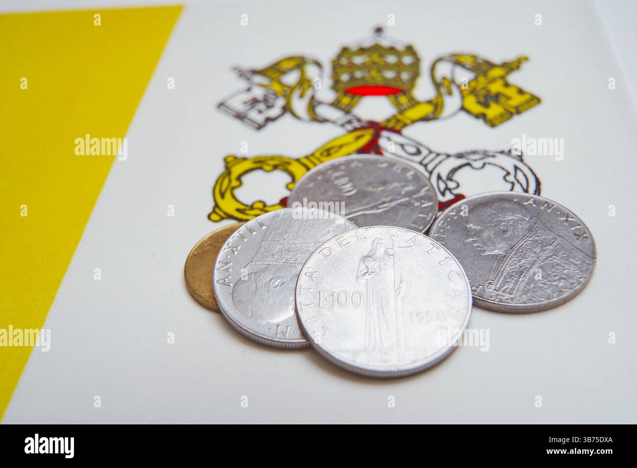 Pièces sur le fond du drapeau du Vatican. Banque D'Images