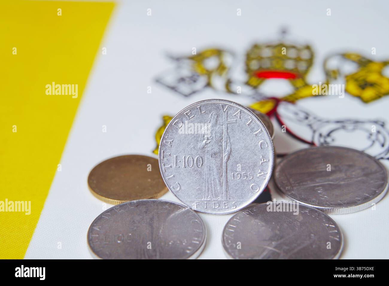 Pièces sur le fond du drapeau du Vatican. Banque D'Images
