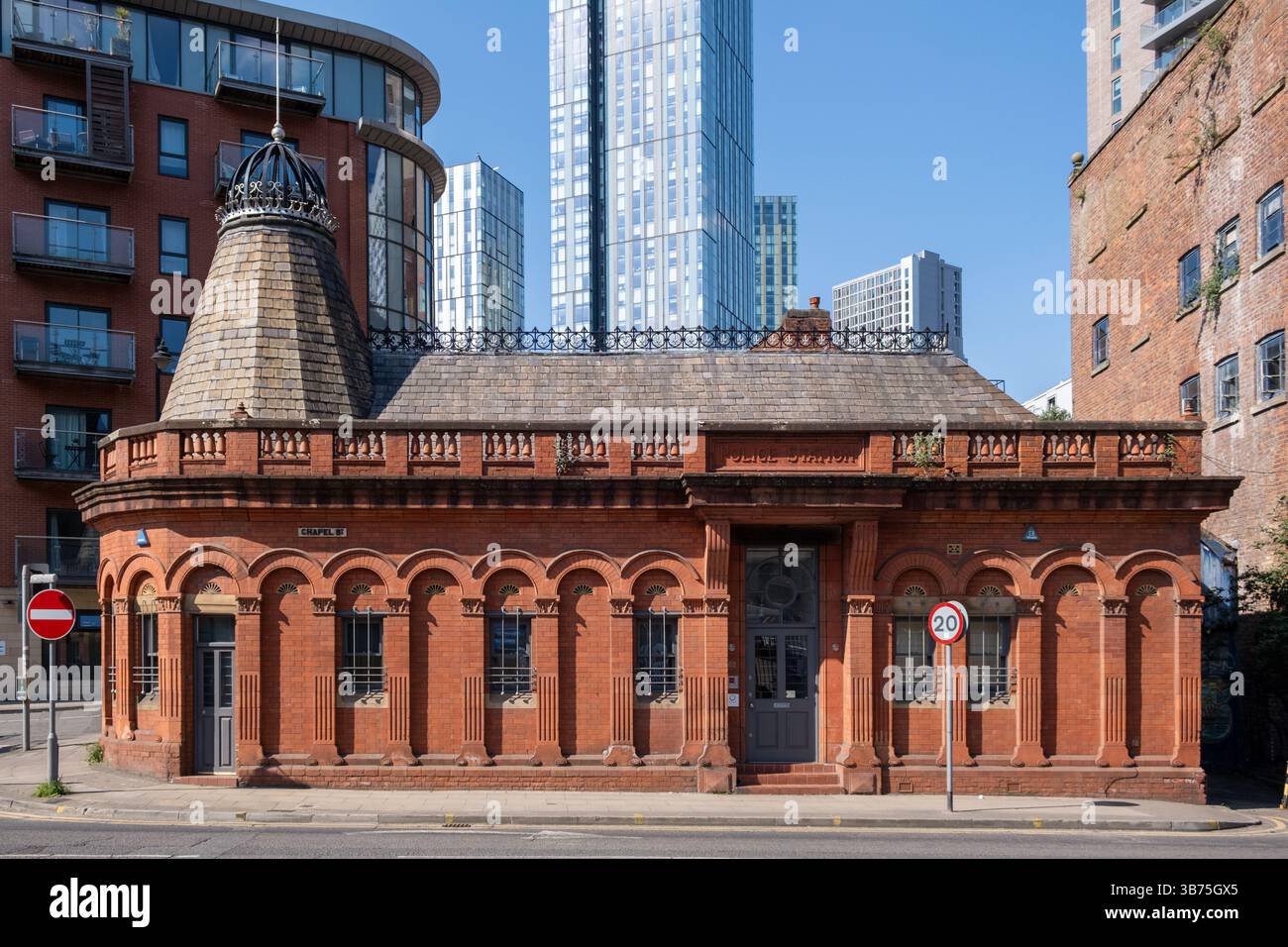 Chapel Street police Station Manchester. Ancien bâtiment en briques rouges construit en 1888, aujourd'hui désaffecté en attente de réaffectation par le conseil. Salford, Angleterre, Royaume-Uni. Banque D'Images