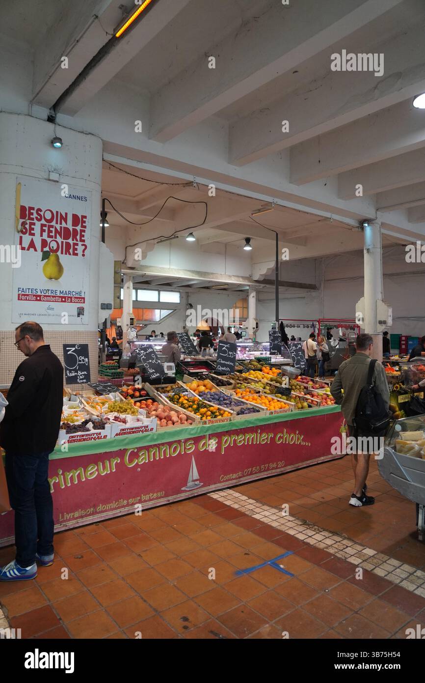 Intérieur du marché Forville, marché couvert à Cannes, France Banque D'Images
