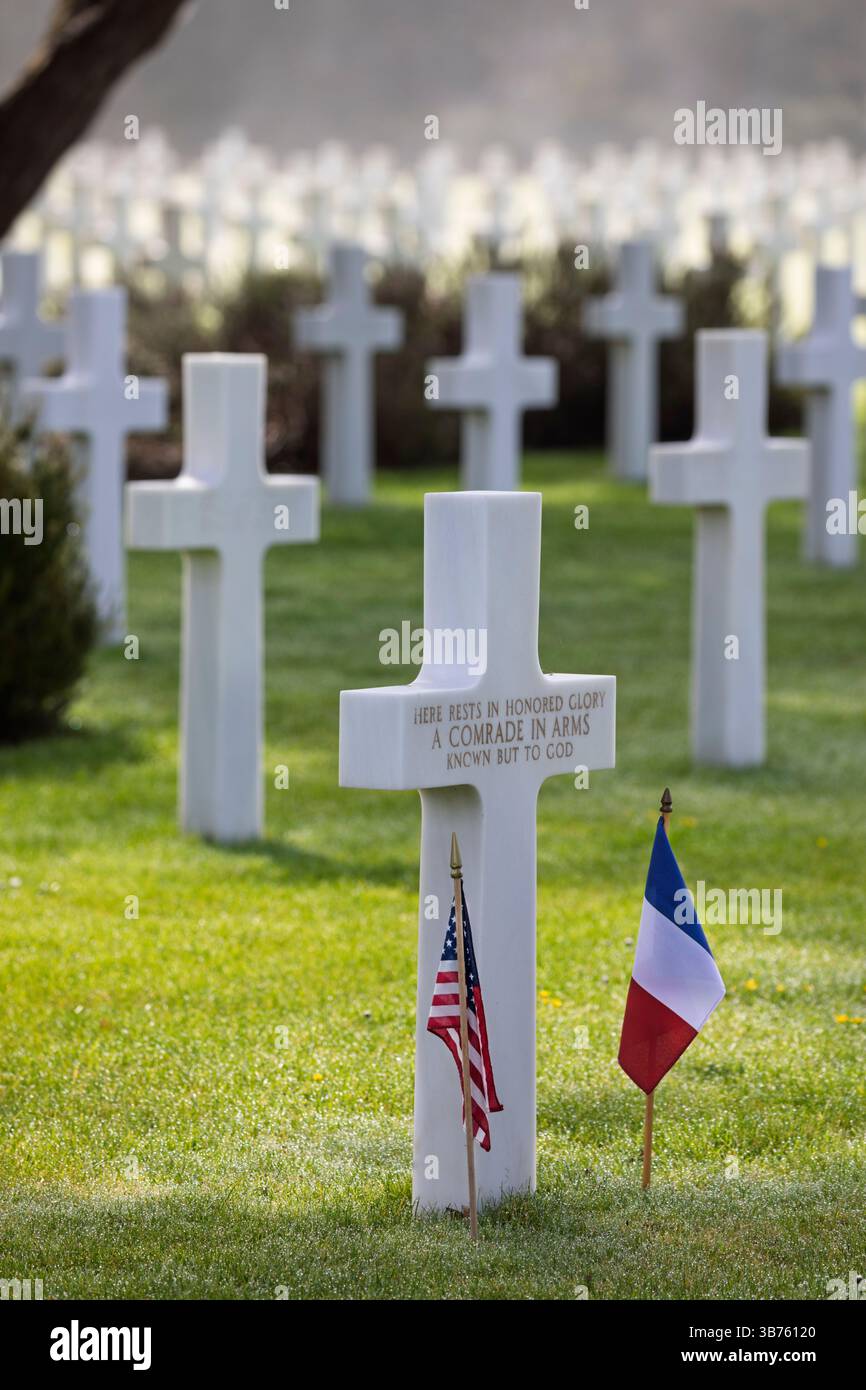 Pierre tombale d'un soldat inconnu au cimetière américain de Normandie, Colleville-sur-mer, Normandie, France, Europe Banque D'Images